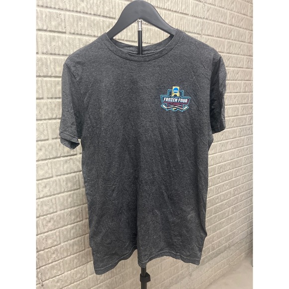 The Victory Other - The Victory 2017 NCAA Frozen Four Chicago Hockey Graphic T-Shirt Men Medium Grey